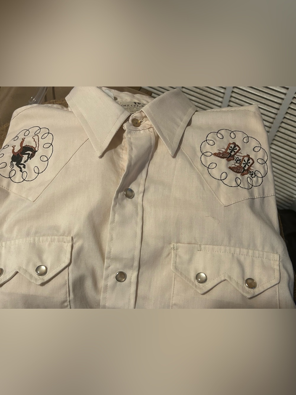 Vtg DeeCee Men’s Cream horse/carriage embroidery Western shirt snap buttons.